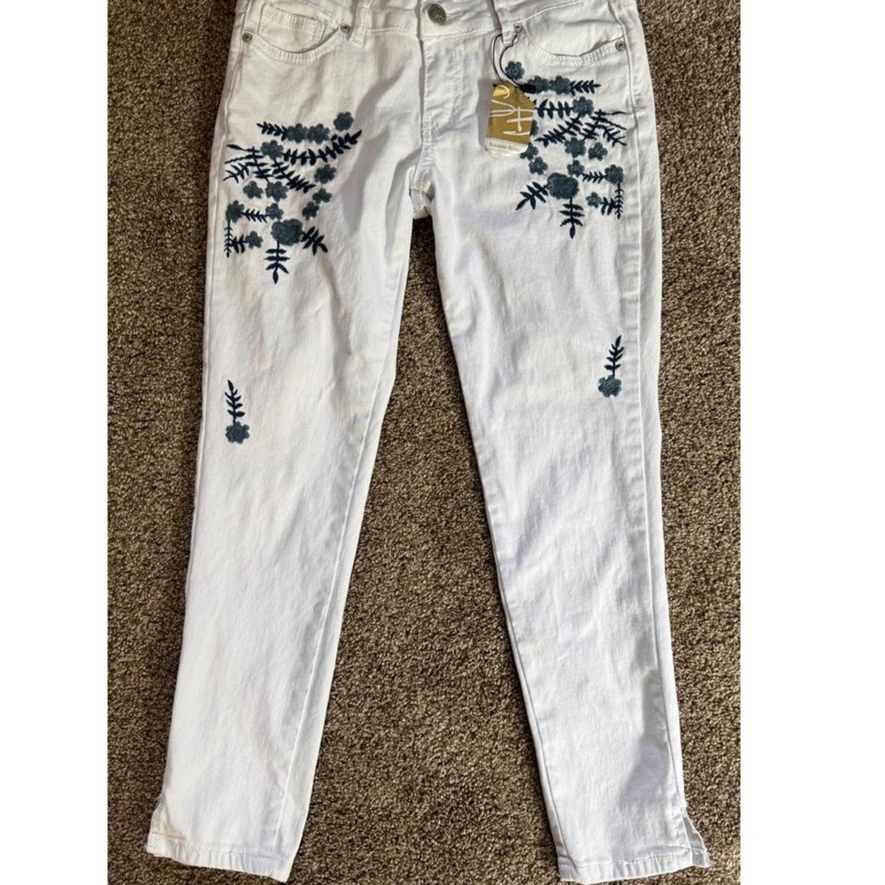 Suzanne Betro White Jeans with Blue Floral Embroidery Size 9
